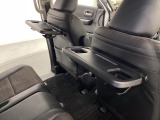運転席・助手席の背もたれには、2列目シート用にカップホルダー付きの「格納式のシートバックテーブル」を装備しています。休憩時のちょっとした時間などカップを置いたり、小物置きに使えて便利です。