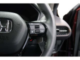 Hondaセンシングの機能のひとつ、アダプティブクルーズコントロール付!アクセルから足を離しても設定したスピードと前車との車間を保ち走行してくれます!車線維持もアシスト☆高速道路で疲労軽減ですね☆