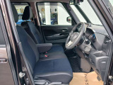 運転席側から観たフロントシートのイメージです。