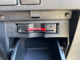 【ETC】有料道路を利用する際に料金所で停止することなく通過できる、ETC車載器(ノンストップ自動料金収受システム機器)が装備されています。セットアップを行うことで利用可能になります。