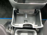 ドリンクホルダーがあるのはとっても便利!折りたたむとコンパクトに収納できます☆
