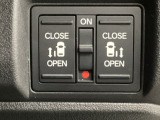 【両側パワースライドドア】両側がパワースライドドアになっており、運転席のスイッチやスマートキーでも開閉が可能です!開口部も広いので乗り降りも楽々♪