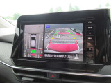 車を上から見下ろしているかのような映像で周囲の状況を確認できるアラウンドビューモニター。狭い駐車場や駐車が苦手な方でも安心。