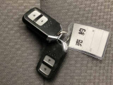家族やパートナーと個別に持てるため、貸し借りの手間がなくスムーズに乗車できます。また、メインキーを自宅に置いたまま、もう一方をサブとして常に鞄に入れておけるため、持ち出し忘れを防げる点も便利です。
