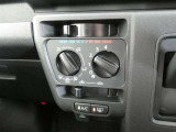 マニュアルエアコン装着です。夏は、快適に、冬でも車内の曇りを取ってくれるので安全です。