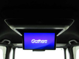 12.8インチリア席ルーフモニターが付いております。使用しない時は格納可能です。