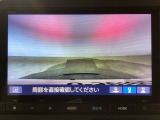 【バックカメラ】運転が苦手な方も車庫入れラクラクです!ギアをリバースに入れれば自動的に切り換わりますので、面倒な操作は不要です♪狭い駐車場もお車を傷つけず安心ですね!
