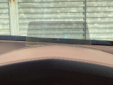 運転視界の遠方上方に虚像を投影することで前を見ながら情報の視認ができます。本当にドライバーが必要な情報を適切に伝え、楽しんで頂くことを考えた新世代装備です。※虚像は1.5m前方に浮かぶイメージです。
