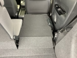 リアシートは簡単に倒すことができるので、ラゲッジルームも広がります。