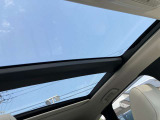 サンルーフあります!室内が明るくなっていいですよね!