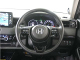 【本革巻きステアリング+ステアリングヒーター】ステアリングは運転中、常に触れる部分。しっとりとした上質な触れ心地がドライブ体験を彩ります。ハンドルヒーターも加わり、冬の冷たさも解決です♪