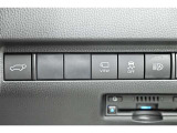 【パワーバックドア】スマートキーや運転席のボタンを押すだけでリアゲートが自動で開閉します!荷物を持っている時や、高い位置にあるバックドアを閉める際に便利な機能です