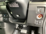 左側に高速で便利なETCがあり、また、便利な電動スライドドア、横滑りを防ぐVSAなどのスイッチは、運転席の右側、手の届きやすい位置にあります。