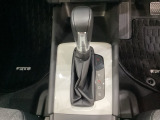 「e:HEV」搭載車です。日常シーンのほとんどをモーターで走行し、高速クルージングなどモーターよりもエンジンの方が効率が良い領域はエンジンで走行、あらゆる領域で優れた燃費走行を実現します。