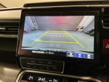 リバースギアに入れるだけで後方の表示へ切り替わります。夜間や雨の日の駐車も楽になりますよ。