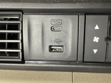 エアコン操作パネルの左側に、スマートフォンなどの充電可能なUSB端子と、音源などの外部入力の可能なUSB端子がついています。移動中に充電もできるので便利です。