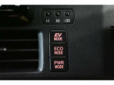 3つの走行モードがあります。『EVモード』はモーターのみで走行しガソリンを消費しないハイブリッド車ならではの環境にも優しい走行です。