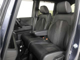運転席と助手席は足元が繋がっているので自由に行き来しやすいので駐車場が狭いときでも助手席側からスムーズに乗り降りできて便利!