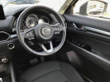 ドライバーが心に余裕をもって運転に集中できること、助手席や後席からもすっきりと前を見通せる空間の起点となり、全員が安心してドライブを楽しめることをモットーにシンプルなレイアウトとなっています。