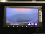 ギヤをR(バック)に入れるとナビの画面に後ろの映像が映るリアカメラ付です。後退時、コンディションが悪い視界でもカラーバックモニターがドライバーをサポートします。
