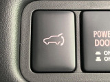 【パワーバックドア】スマートキーや運転席のボタンを押すだけでリアゲートが自動で開閉します!荷物を持っている時や、高い位置にあるバックドアを閉める際に便利な機能です♪