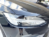 【LEDヘッドライト】明るく眩しいハイビームを先行車や対向車に照射しないオートハイビームを備えたLEDヘッドライト。北欧神話に登場するトールハンマーをモチーフにした、一目でボルボとわかるデザイン。