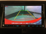 リバースギアに入れるだけで後方の表示へ切り替わります。夜間や雨の日の駐車も楽になりますよ。