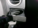 運転席からもスムーズに手が届く設計で、信号待ちやちょっとした休憩にさっと飲むことができるのでロングドライブも快適です。