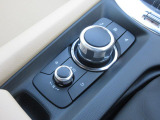 マツダコネクトを操作するコマンダーコントロールです。運転中に自然と手の触れる位置に配置されています。