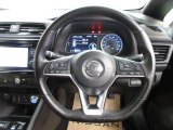 運転が楽しくなる明るく開放的な運転席まわりです。