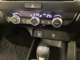 オートエアコンがついてますので、お好みの温度をセットするだけで風の強さや風量を自動で調整します。スイッチやダイヤル類も簡単操作で快適に過ごせます。