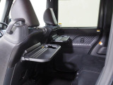 後席には折り畳み式のテーブルが備わっています。車内での軽食のときに便利ですね。