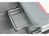 助手席の下に車検証入れなどを入れられる小物入れがあります。