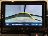 リバースギアに入れるだけで後方の表示へ切り替わります。夜間や雨の日の駐車も楽になりますよ。