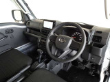 視界良好、操作しやすい運転席です。