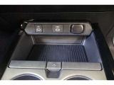 通信/給電用と、給電用のUSBポート(Type-C)を装備しています。車内にあると便利なアイテムのひとつですね!充電中のスマホ置き場に便利なトレイも備えています。