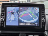 アラウンドビューモニター。上空から見下ろしているような映像で、スムースな駐車をサポートします。