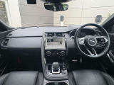 ムダのないインテリアデザインは運転席にお座りいただくと、上質なシートがお客様を包み込みます。ステアリングも握りやすい設計になっておりますのでとっさのハンドル操作も可能です。