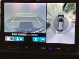 マルチビューカメラシステム搭載車です。お車の周囲を全方位でカバーします。後方・前方・両脇と、コンディションが悪い視界でもカラーモニターに映し出した映像がドライバーをサポートします。