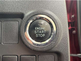 エンジンスタートボタンです。キーが車内にあれば、エンジンの始動・停止はブレーキを踏んでスイッチを押すだけ!キーを取り出す手間を省き、ワンプッシュでエンジンを操作するので簡単でスムーズです。