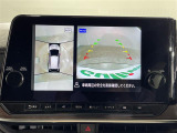【アラウンドビューモニター】まるでクルマを真上から見下ろしたかのような視点で駐車をサポートします!クルマの斜め後ろや真横など、前後左右の4つのカメラの映像が合成されて、モニターに映し出されます。