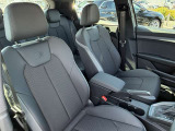 体を支えるためにシートを硬めにしております。長時間の運転でも疲れにくいように、サポート力重視で設計されております。