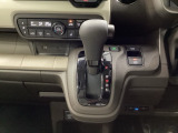 運転席周辺のスマートなレイアウトが、操作のしやすさを実現。快適なドライブをサポートします。手元で操作ができる、電子制御パーキングブレーキ。
