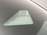 【ホンダセンシング】走行中に前方の車両等を認識し、衝突しそうな時は警報とブレーキで衝突回避と被害軽減をアシスト。より安全にドライブをお楽しみいただけます。