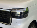 【LEDヘッドライト】悪天候や夜間走行時も良好な視界を確保し安心して運転できる高輝度LEDヘッドライトを装備!点灯速度が早く、消費電力も抑えられています。