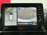 上空から見下ろしているかのような映像をディスプレイに映し出し、スムースな駐車をサポートします。画面は「トップビュー」のほか「サイドブラインドビュー」への切り換えが可能。ますます安心です