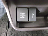 USB入力端子の他に12V電源ソケットを設置しております。周辺機器の充電にご利用頂けます。