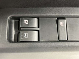 両側パワースライドドアを採用しており、運転席から簡単に開閉操作が可能です。駐車場や狭い場所でも扱いやすく、乗車時・降車時の負担を軽減します。