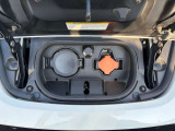 充電口です 右側の小さい方が家庭で充電する差込口です。左側が日産や高速道路などでの急速充電をする差込口になります。