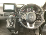 【ハンドル】運転にかかわる様々な操作を安全に行えるように視点移動が少なく操作性に配慮されたスイッチ類が凝縮されたコックピットです。
